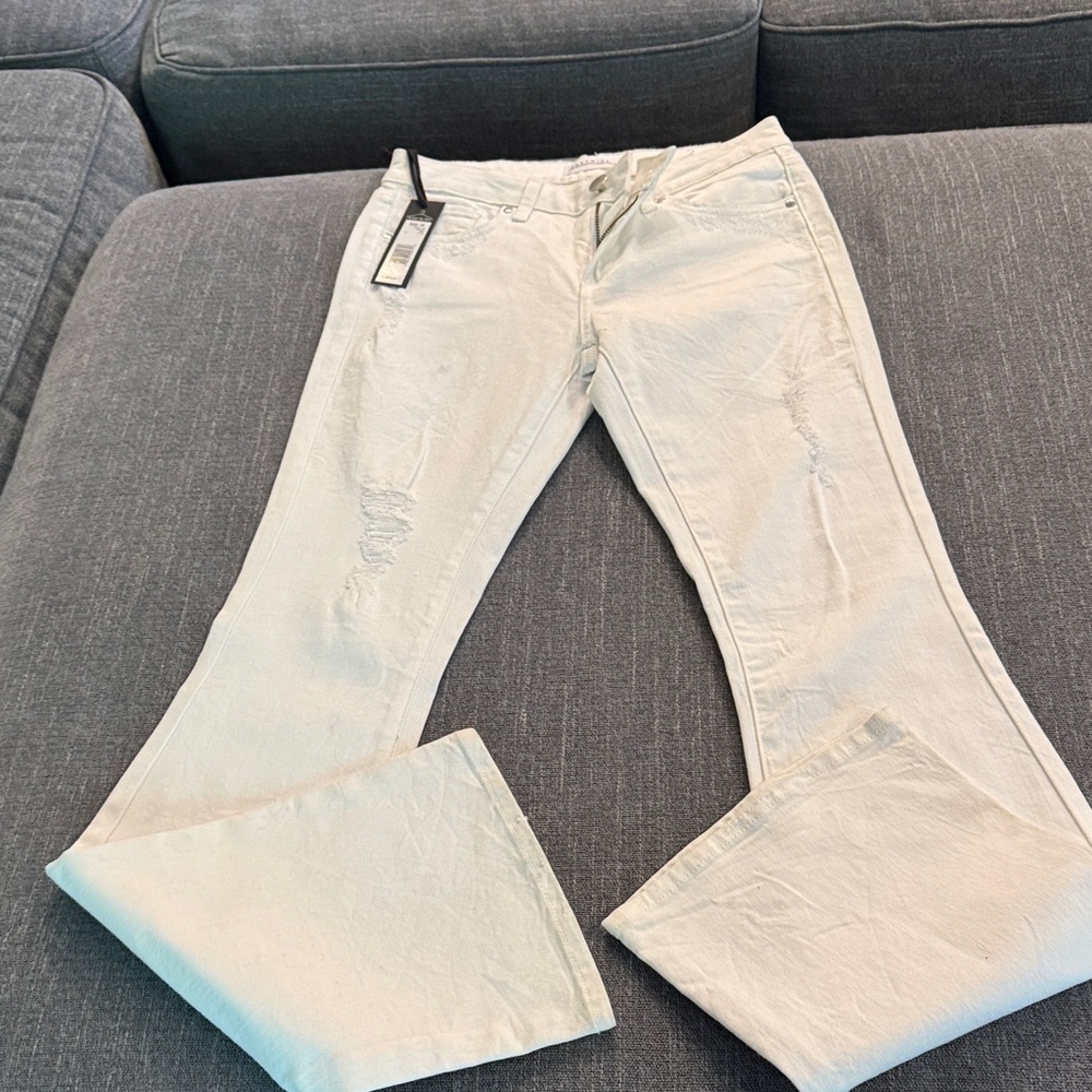 Ladies Greywire Flared white Jeans. Size 25 with tags never worn.